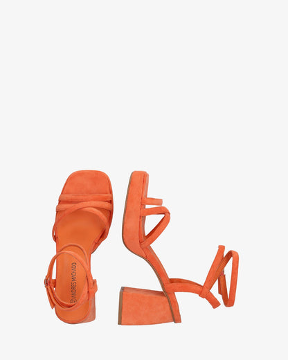 Sandalia en símil ante naranja con tacón cuadrado