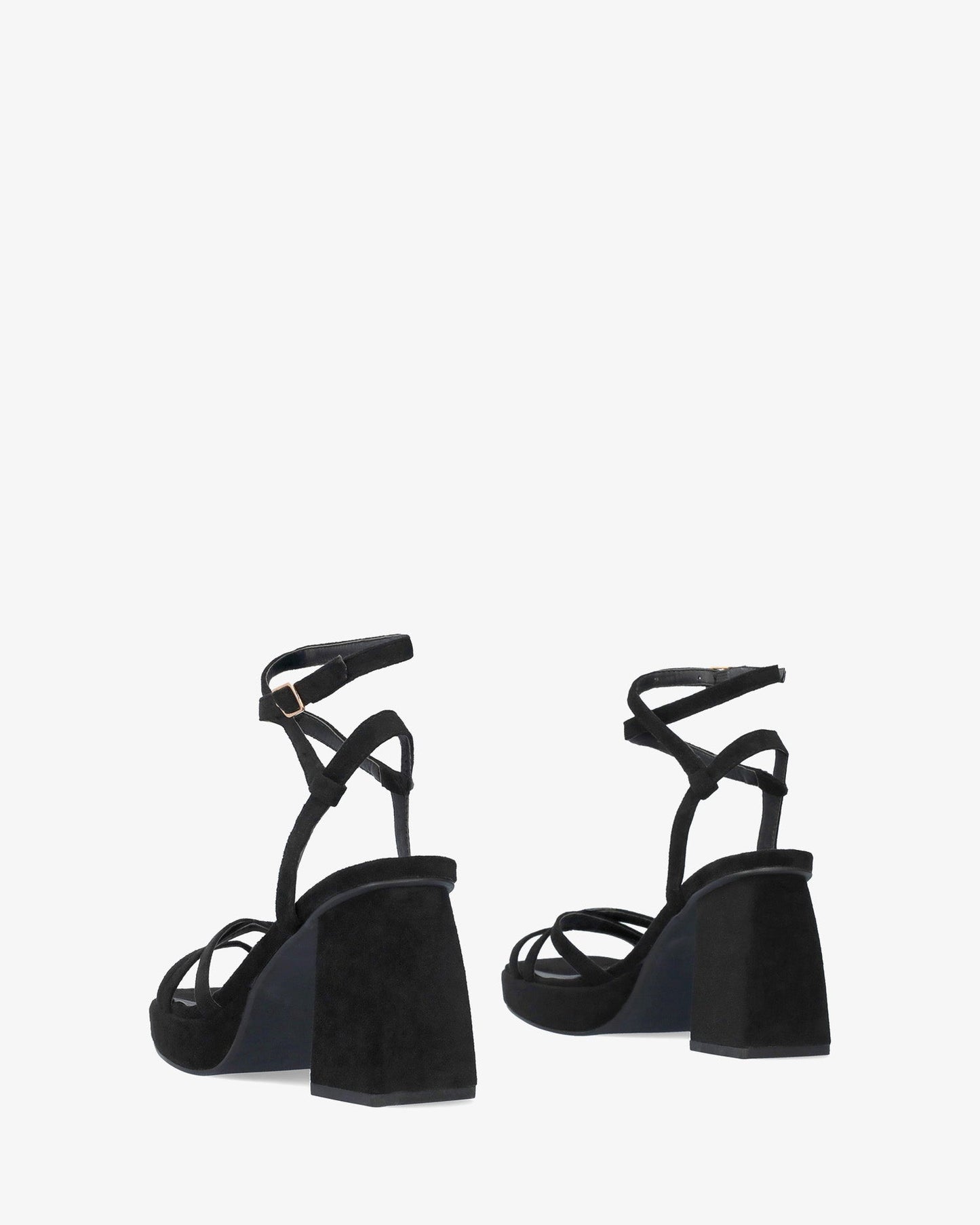 Sandalia en símil ante negro con tacón cuadrado