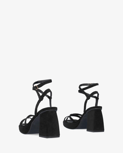 Sandalia en símil ante negro con tacón cuadrado