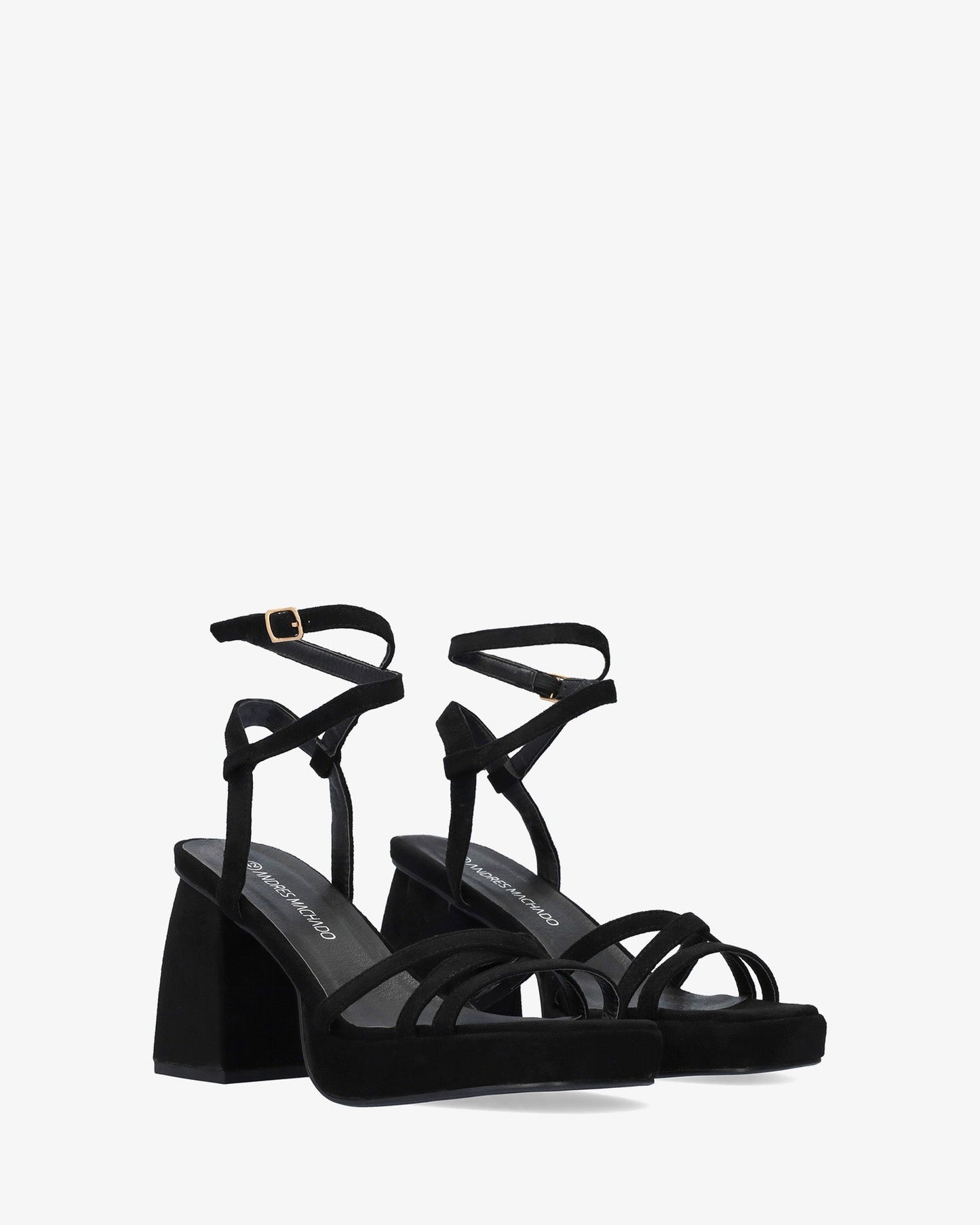 Sandalia en símil ante negro con tacón cuadrado