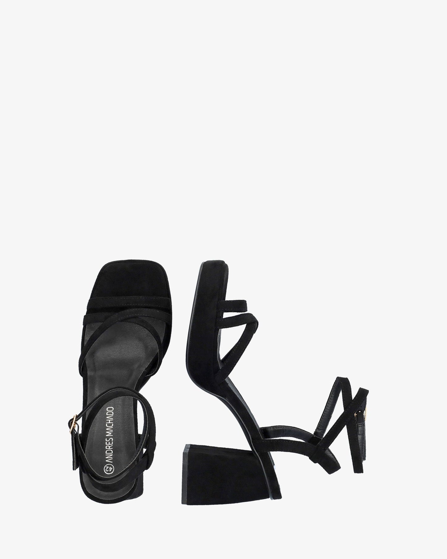 Sandalia en símil ante negro con tacón cuadrado