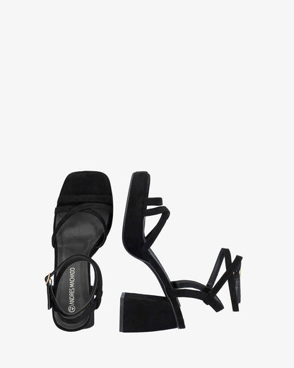 Sandalia en símil ante negro con tacón cuadrado