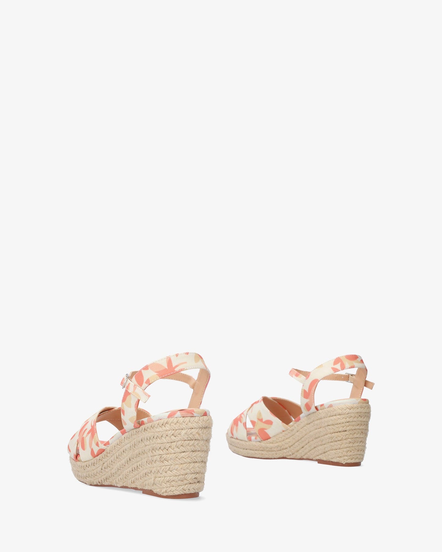 Sandalia en tejido tono naranja con cuña en yute