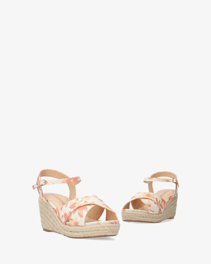 Sandalia en tejido tono naranja con cuña en yute