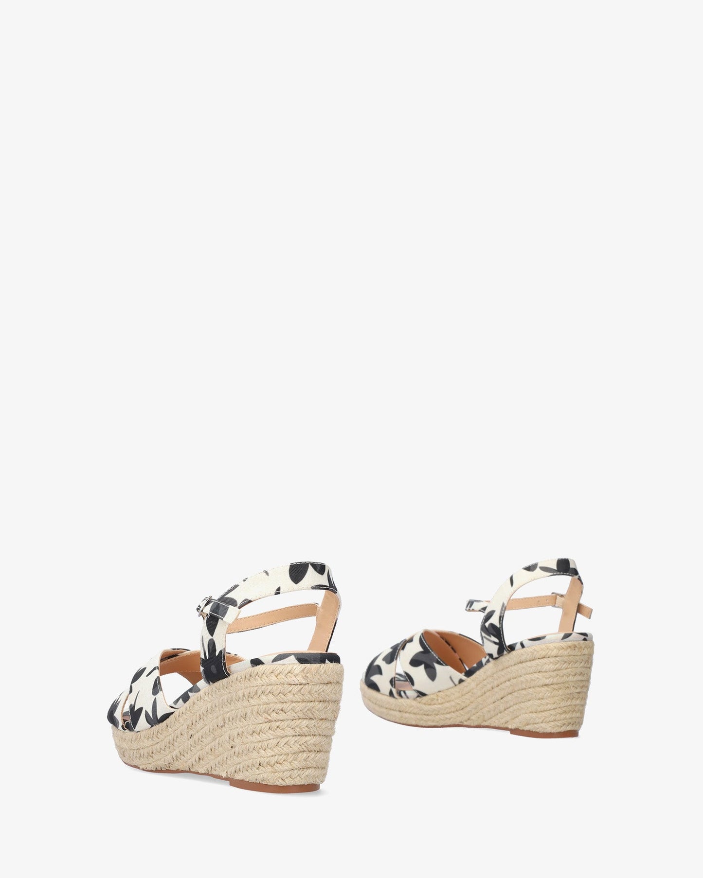 Sandalia en tejido tono negro con cuña en yute