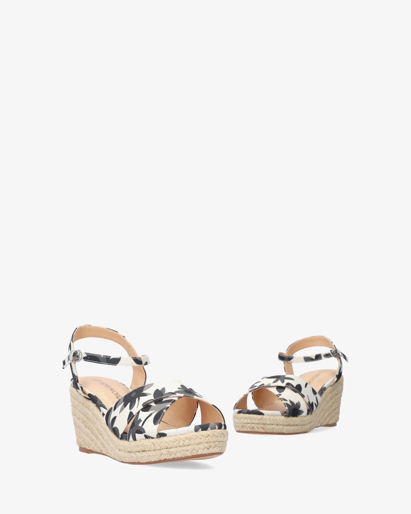 Sandalia en tejido tono negro con cuña en yute