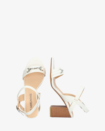 Sandalia en soft blanco con tacón cuadrado