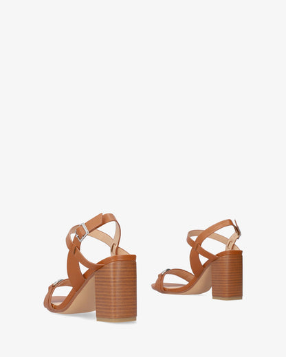 Sandalia en soft marrón con tacón cuadrado