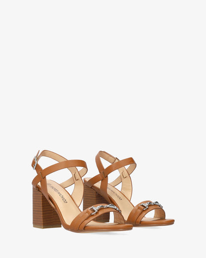 Sandalia en soft marrón con tacón cuadrado