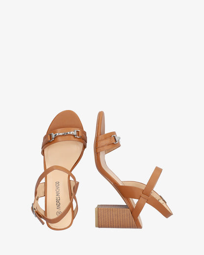 Sandalia en soft marrón con tacón cuadrado