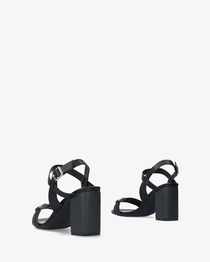 Sandalia en soft negro con tacón cuadrado