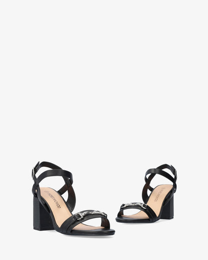 Sandalia en soft negro con tacón cuadrado