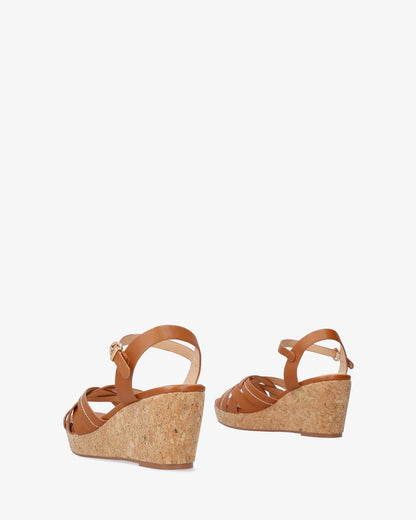 Sandalia en soft marrón con cuña efecto madera