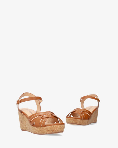 Sandalia en soft marrón con cuña efecto madera