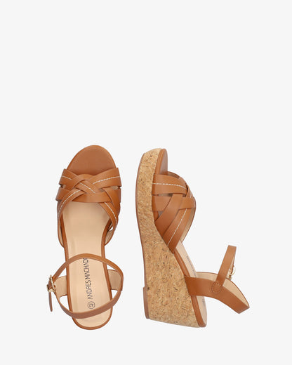 Sandalia en soft marrón con cuña efecto madera