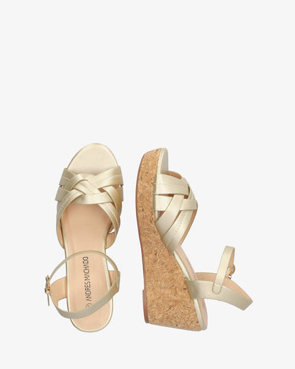 Sandalia en soft oro con cuña efecto madera