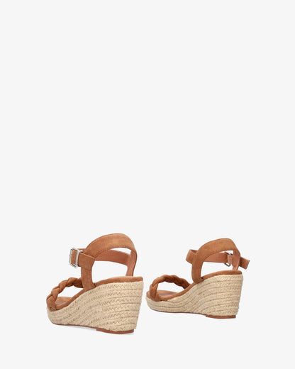 Sandalia en símil ante marrón con cuña en yute