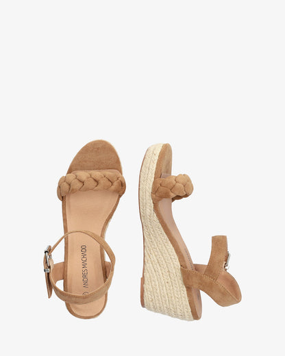 Sandalia en símil ante marrón con cuña en yute
