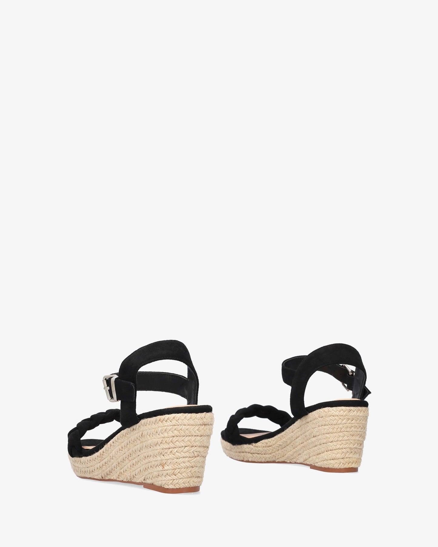 Sandalia en símil ante negro con cuña en yute