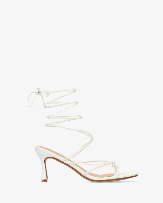 Sandalia en soft blanco con tacón kitten