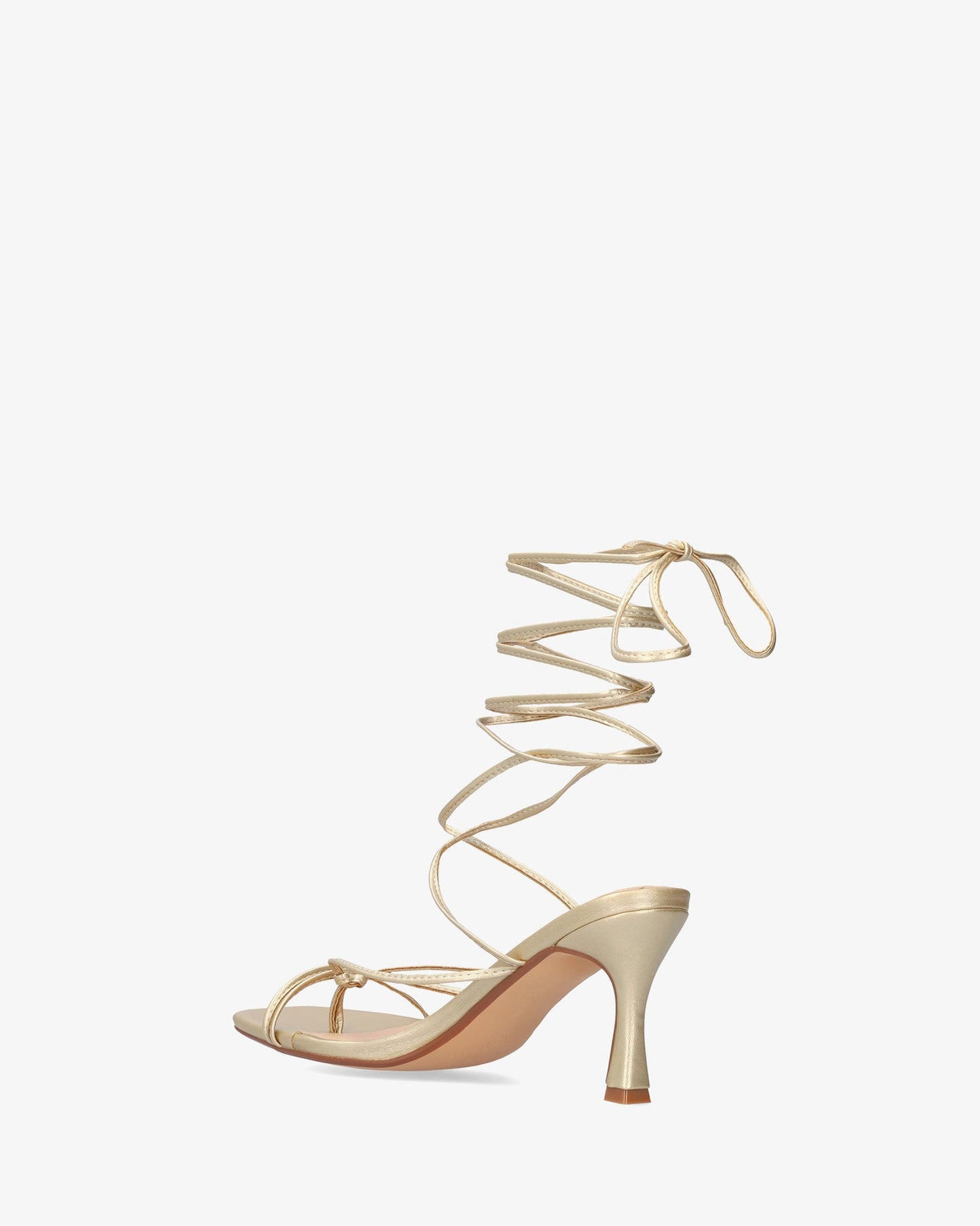 Sandalia en soft oro con tacón kitten