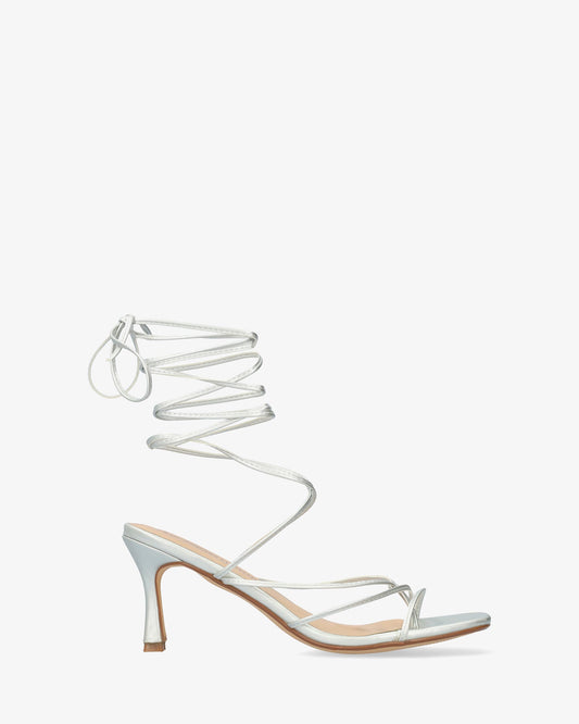 Sandalia en soft plata con tacón kitten