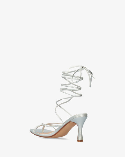 Sandalia en soft plata con tacón kitten