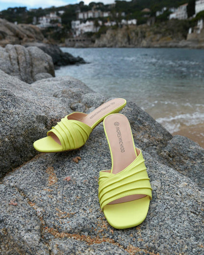 Mule en soft amarillo con tacón kitten