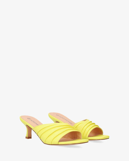 Mule en soft amarillo con tacón kitten