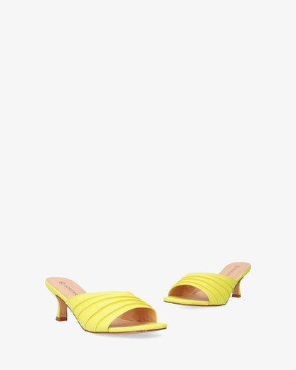 Mule en soft amarillo con tacón kitten