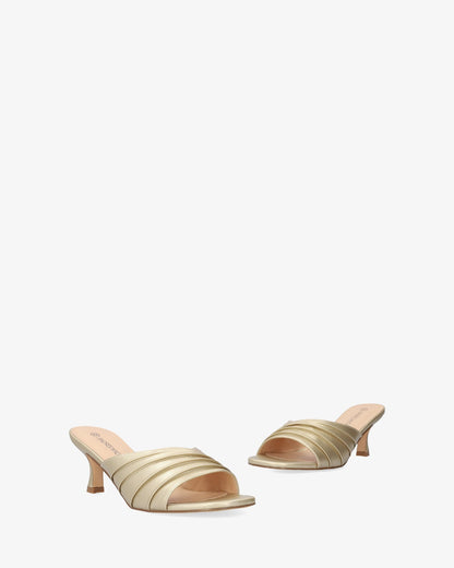 Mule en soft oro con tacón kitten