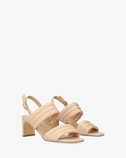 Sandalia en soft crema con tacón semi-cuadrado