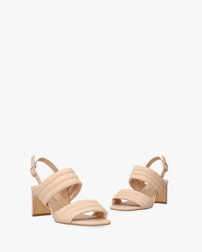 Sandalia en soft crema con tacón semi-cuadrado