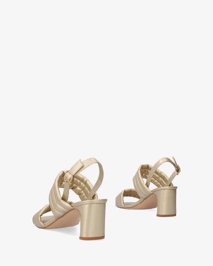 Sandalia en soft oro con tacón semi-cuadrado