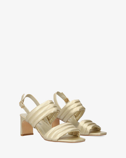 Sandalia en soft oro con tacón semi-cuadrado
