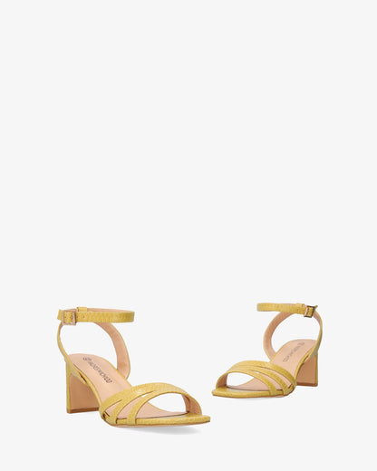 Sandalia en soft snake mostaza con tacón semi-cuadrado