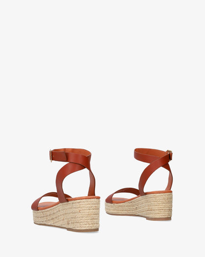 Sandalia en soft marrón con cuña en yute