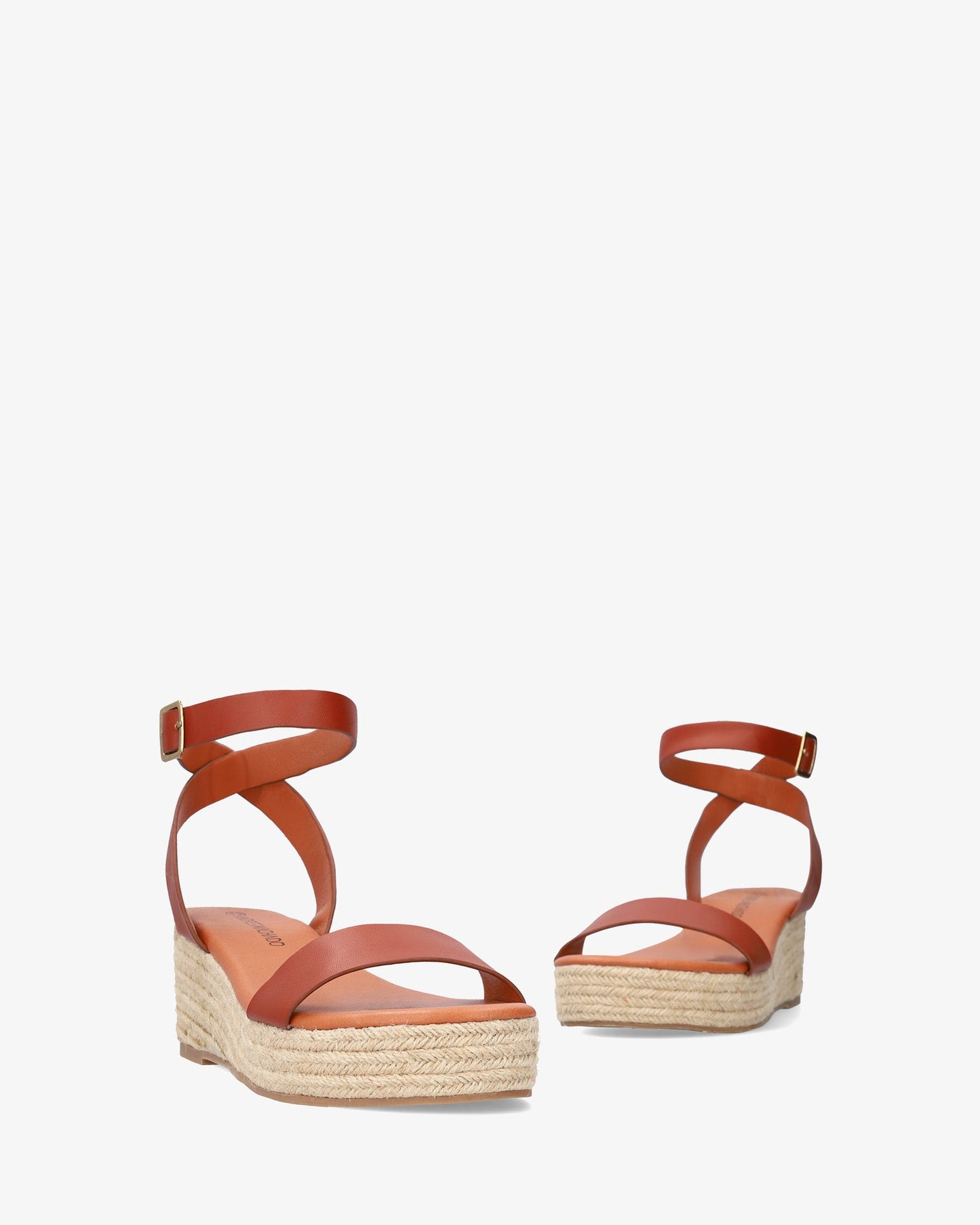 Sandalia en soft marrón con cuña en yute