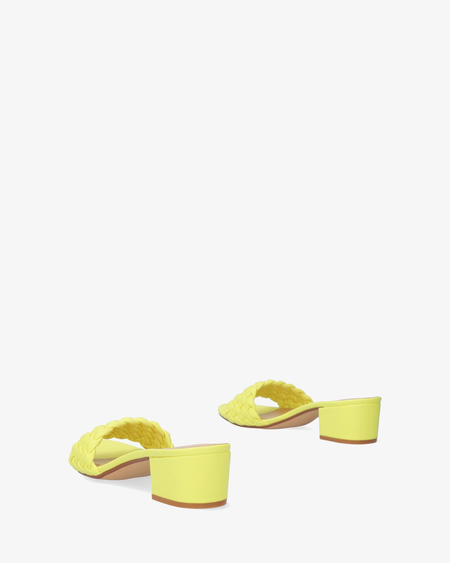 Mule en soft amarillo con tacón cuadrado