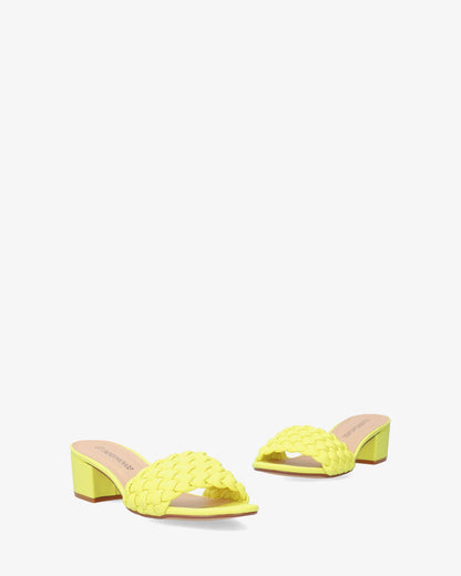 Mule en soft amarillo con tacón cuadrado