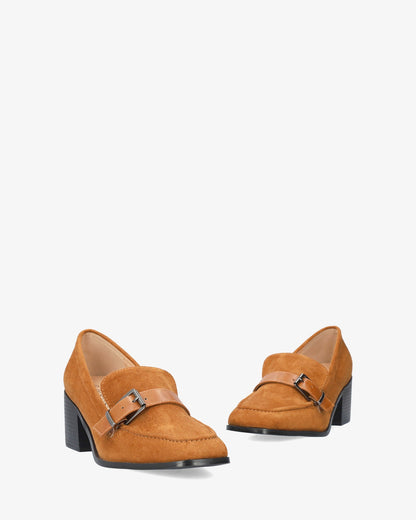 Mocasín con tacón en símil ante camel