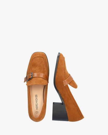 Mocasín con tacón en símil ante camel