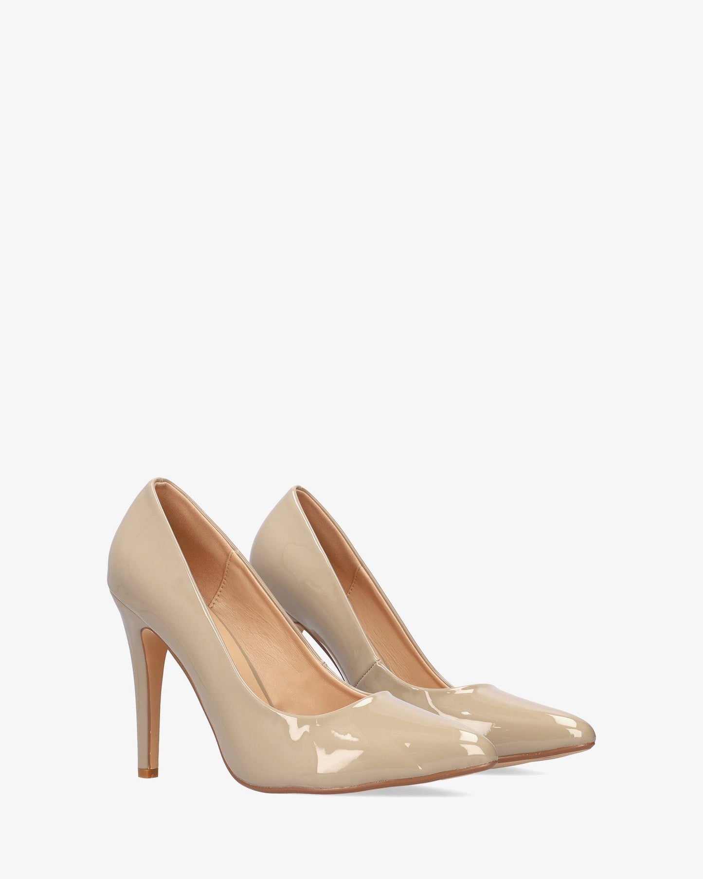 Salón con tacón en charol beige