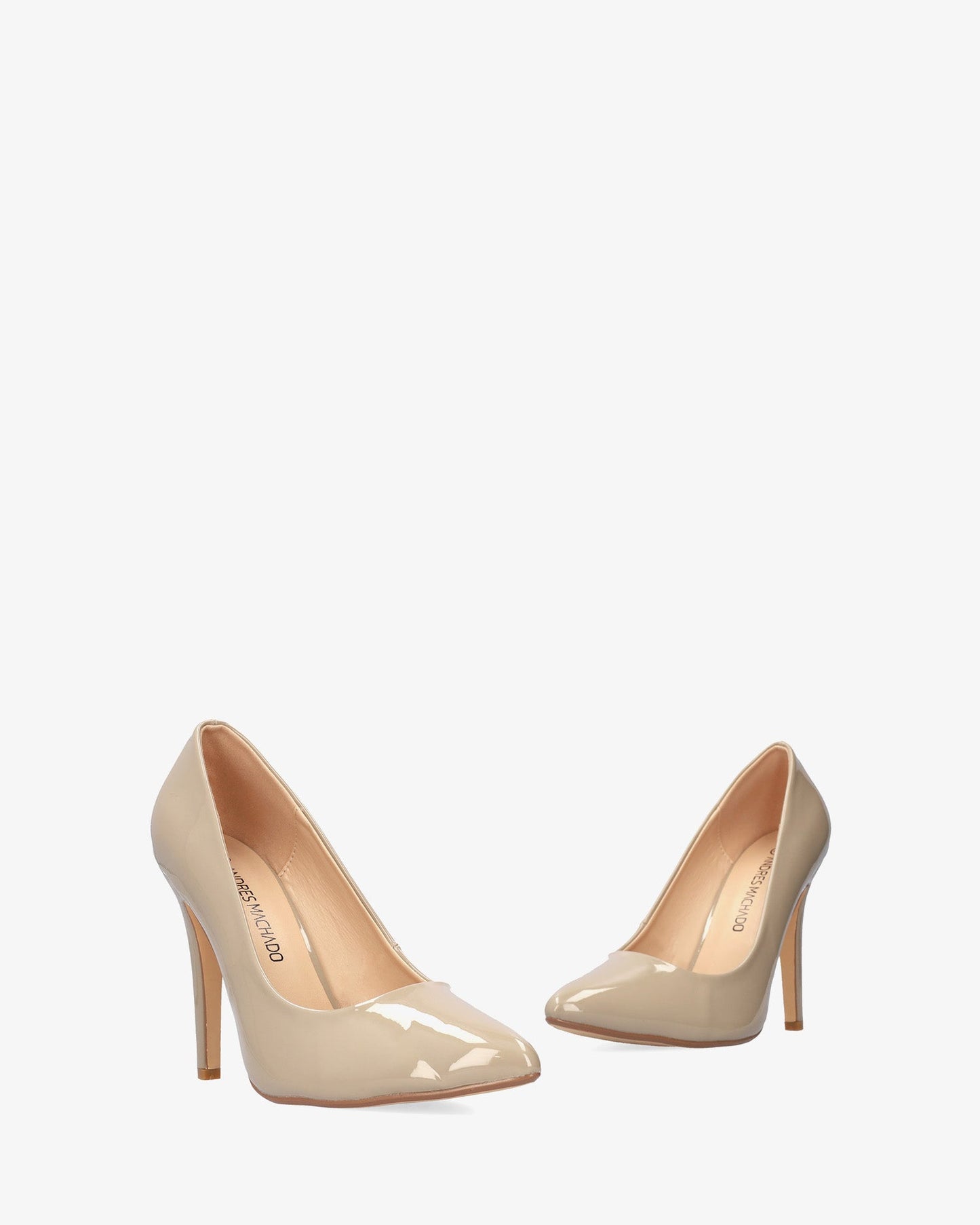 Salón con tacón en charol beige