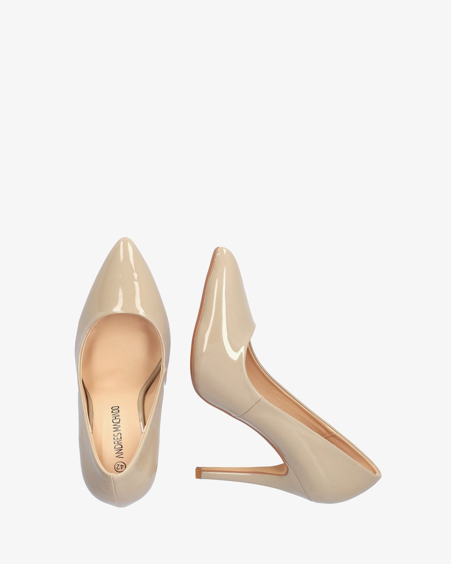 Salón con tacón en charol beige