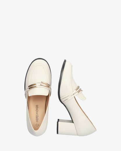 Mocasín con tacón en soft beige