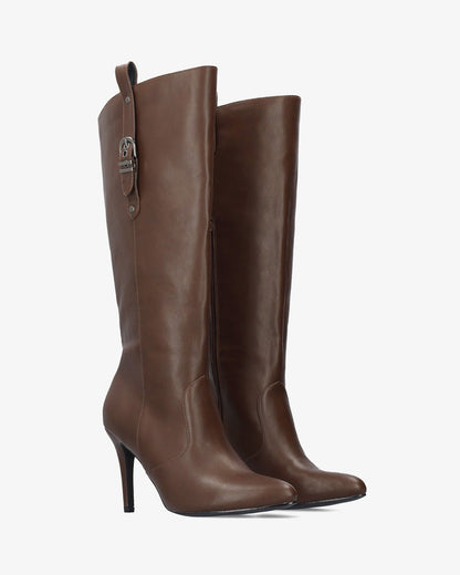 High heeled boot in soft brown