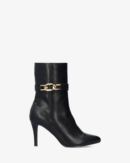 Ankle boot with heel in soft black
