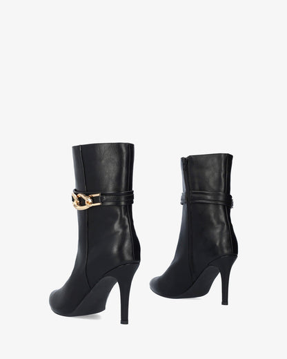 Ankle boot with heel in soft black