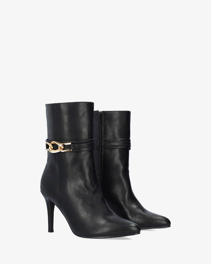 Ankle boot with heel in soft black